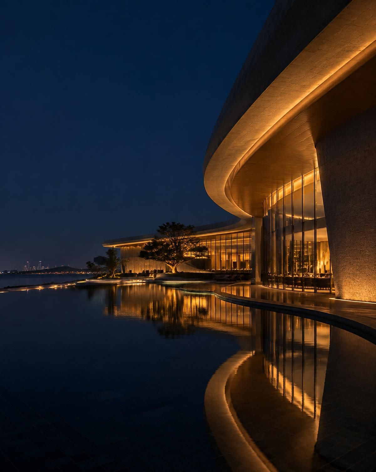 夜间暖光照亮的弧形度假村建筑,倒映在静水中